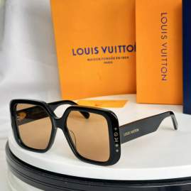 Picture of Louis Vuitton Sunglasses _SKUfw77817989fw